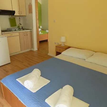 Galeb Pag - At The Main 招待所