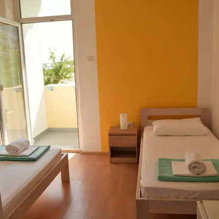 Galeb Pag - At The Main 招待所 3*